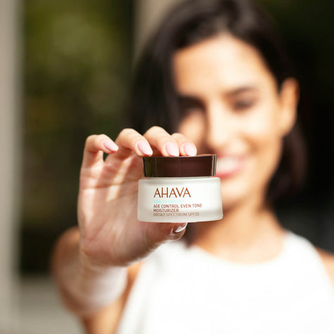 קרם לחות למראה עור אחיד אייג' קונטרול SPF20