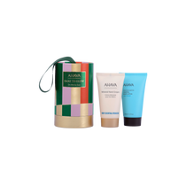 צמד מוצרי טיפוח AHAVA בגודל נסיעות לשימוש נוח מחוץ לבית.